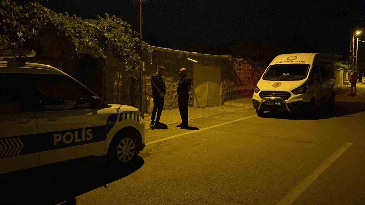 Kayseri'de e�itim amac�yla at�lan roket evin �at�s�na d��t�