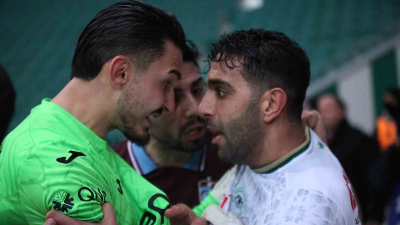 Konyaspor - Trabzonspor maçının uzatma dakikalarında kavga çıktı