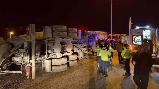 Kuzey Marmara Otoyolu giriinde beton mikseri devrildi: 2 yaral