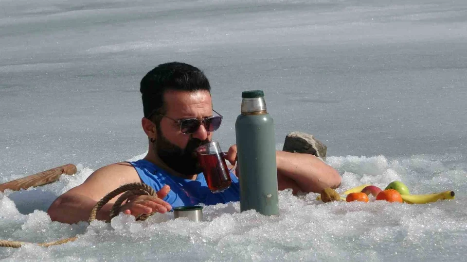 Macerac� ��retmen buza girip s�cak �ay�n� yudumlad�