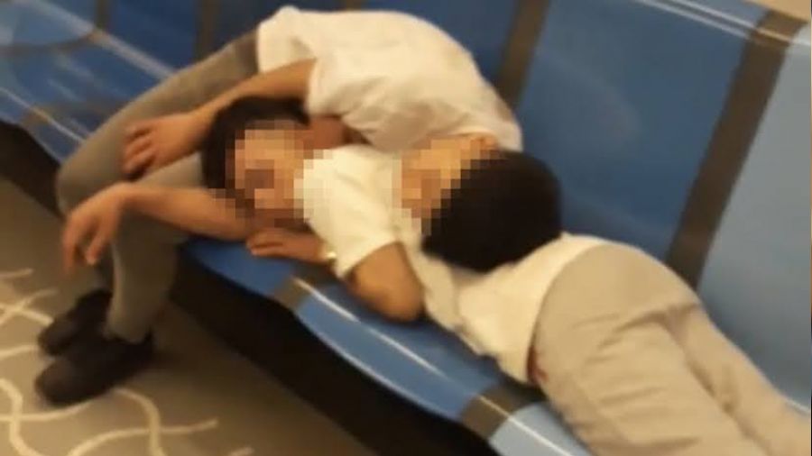 Marmaray'da koltuklara uzanıp uyudular