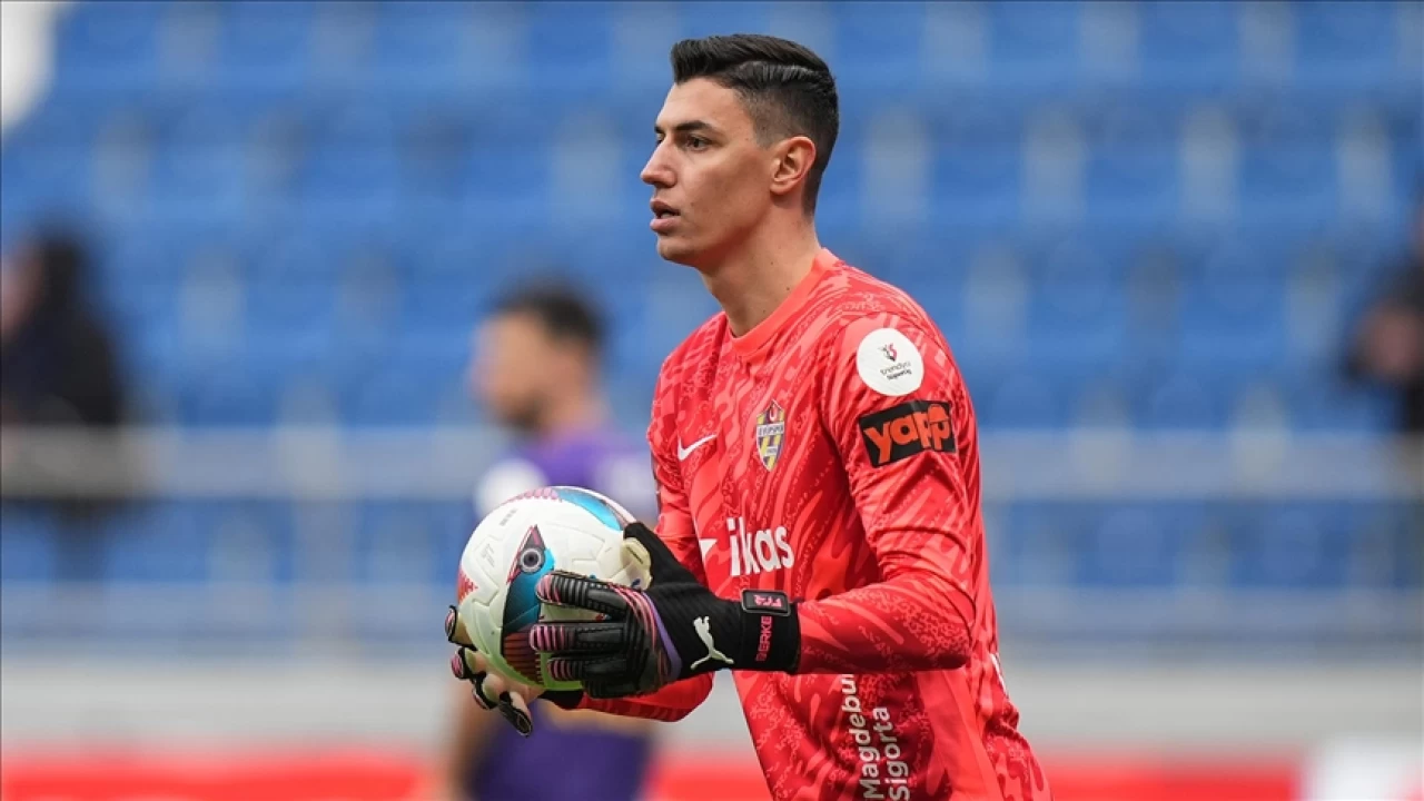 Milli kalecisi Berke �zer, Lille'e transfer oldu