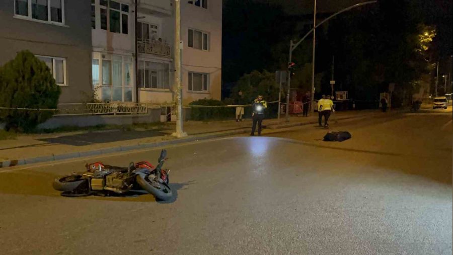 Motosiklet kazas�nda gen� k�z hayat�n� kaybetti