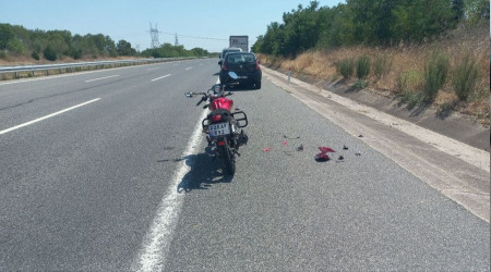 Motosikletiyle babasnn arabasna arpt