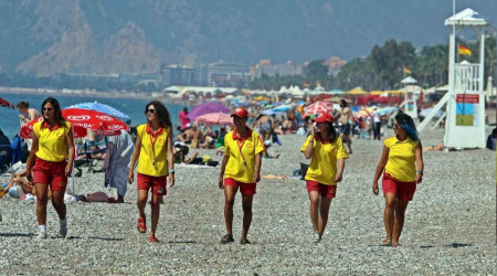 Onları gören erkekler boğulma numarası yapıyor