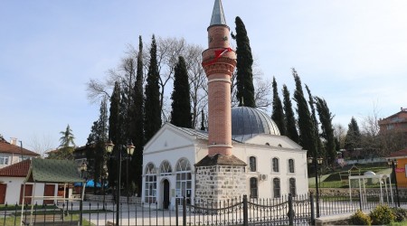 Sade görüntüsüyle dikkat çekiyor