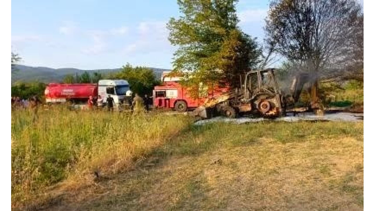 Tarlada ağaç sökümü yapan iş makinesi alev alev yandı