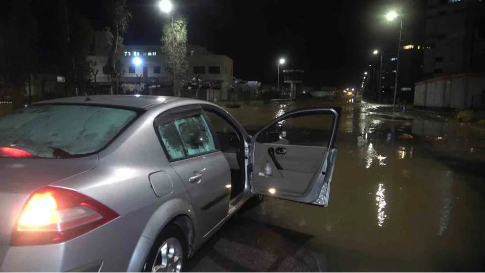 Ta�an dere nedeniyle sitenin bah�esi ve ara�lar su i�inde kald�