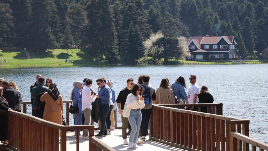 Tatilciler G�lc�k Tabiat Park�'na ak�n etti