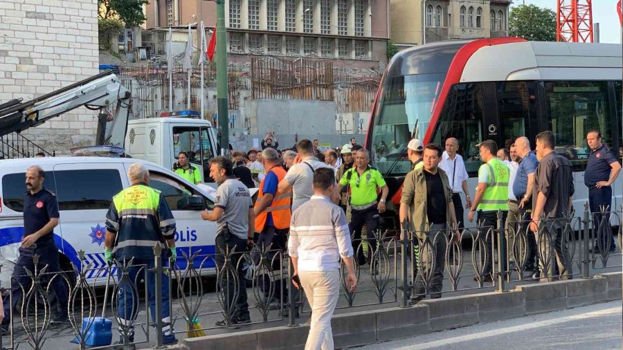 Tramvay ile polis aracı kafa kafaya çarpıştı