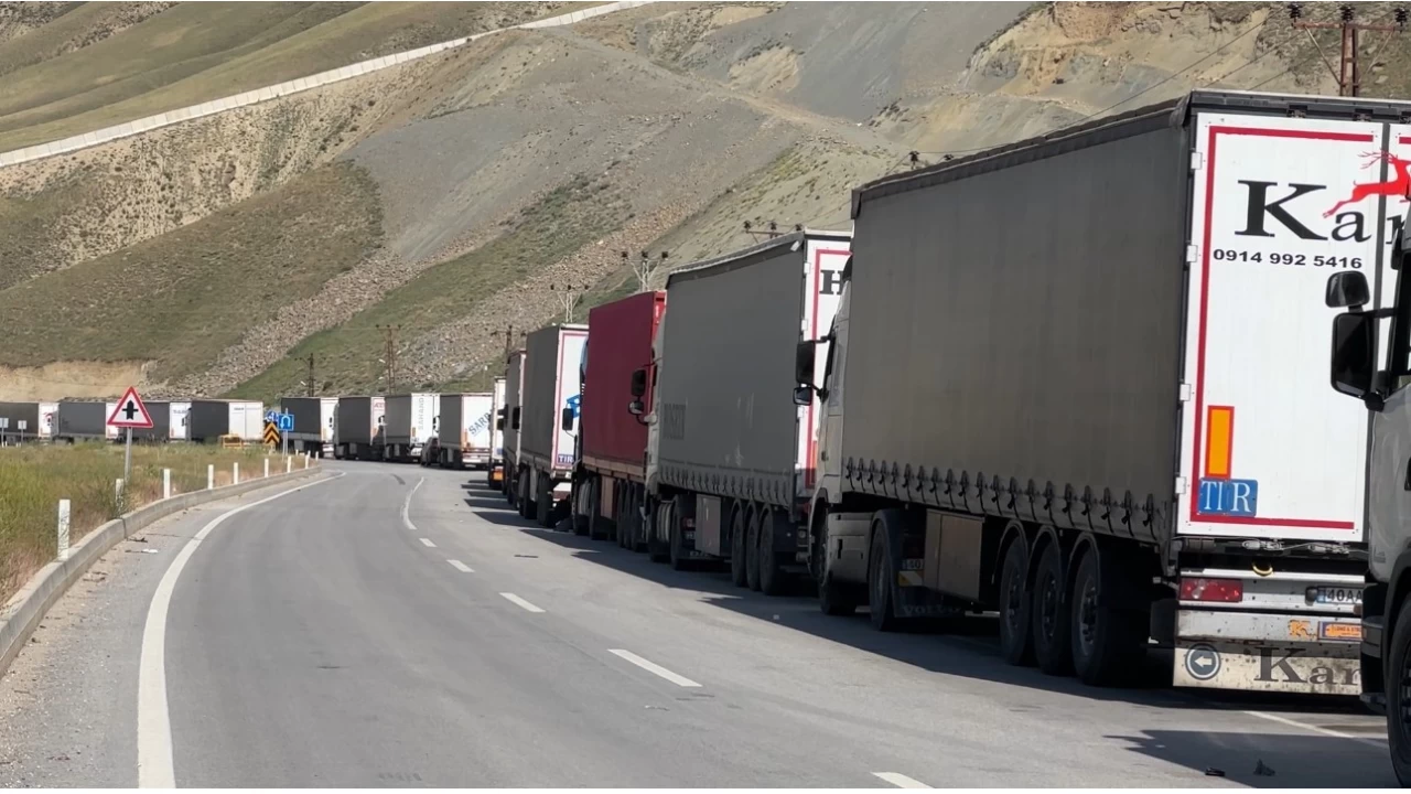 Türkiye-İran sınırında 2 kilometre tır kuyruğu oluştu