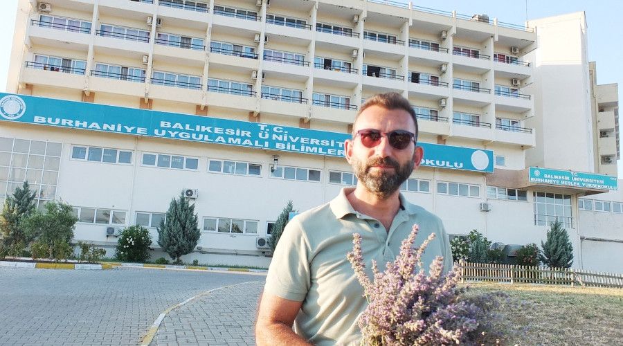 Üniversiteli gençler okullarında lavanta hasadı yaptı.