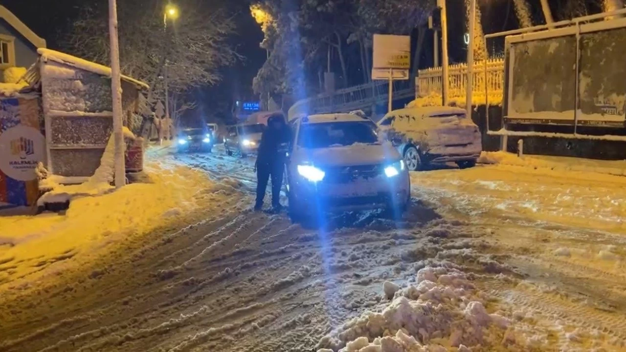 Üsküdar'da sürücüler kar nedeniyle zor anlar yaşadı