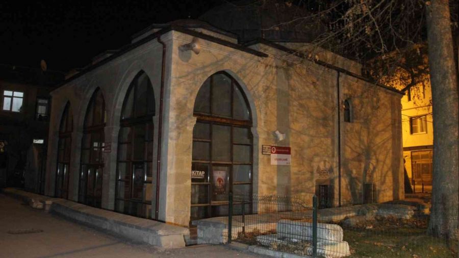 Vicdanlarda kurumuş...10 günlük bebeği cami kapısına terk ettiler