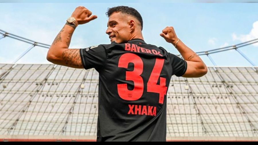 Xhaka'dan sürpriz imza