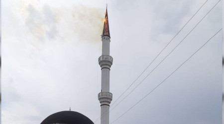 Yıldırım düşen caminin minaresinde yangın
