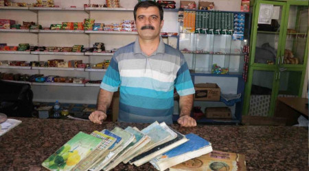 10 yıldır veresiye defteri biriktiriyor