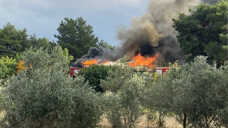Antalya'da ormana yak�n ev yang�n� korkuttu