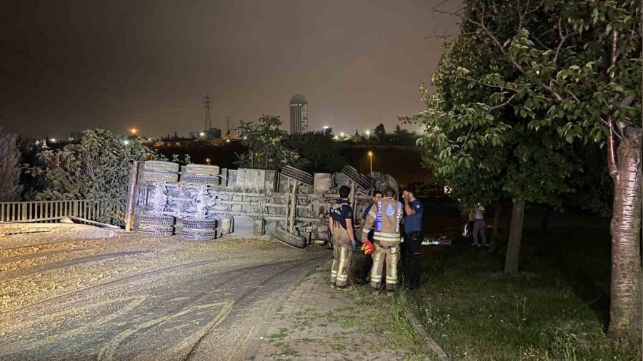 Başakşehir'de hafriyat kamyonu yan yattı