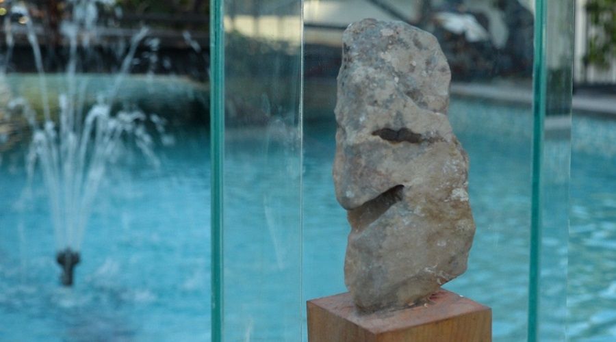 �obanl�k yaparken buldu�u ta�lar� sergiliyor