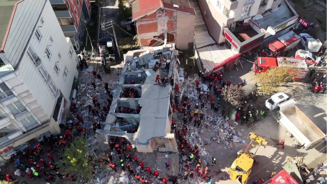 Çöken binanın enkazından 2 kişinin cansız bedeni çıkarıldı