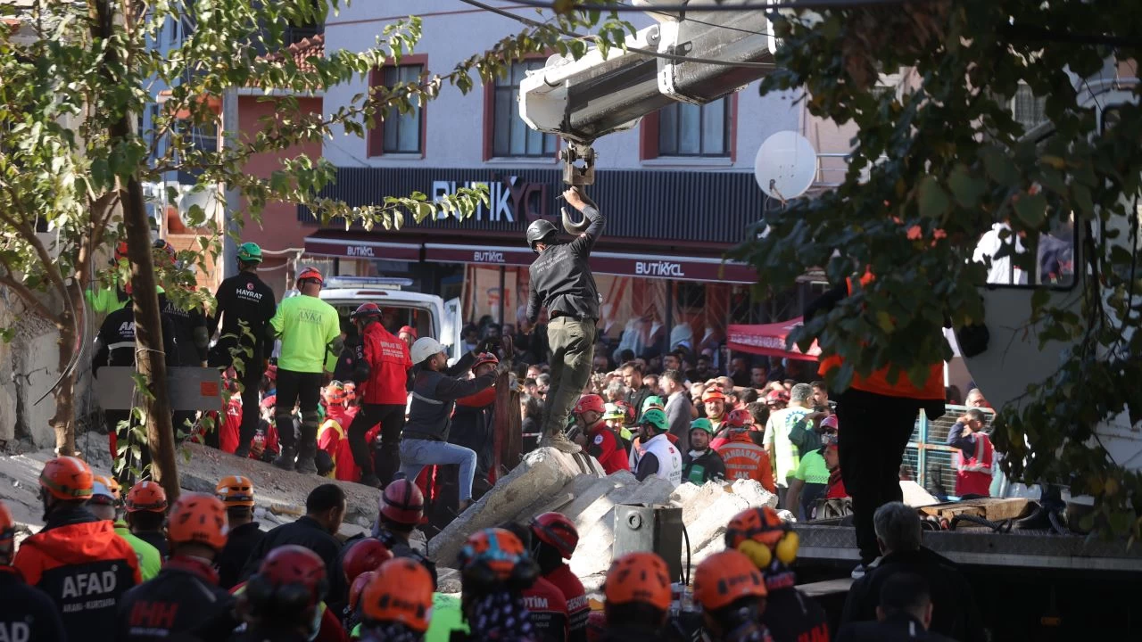 Çöken binanın enkazından Dilara Bilir sağ çıkarıldı