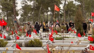 Depremin 3. y�l d�n�m�nde depremzedeler mezarl�kta sabahlad�