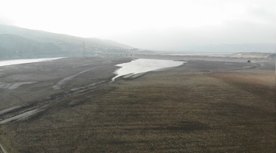 Elazığ'da sular çekildi, koca nehir dereye döndü
