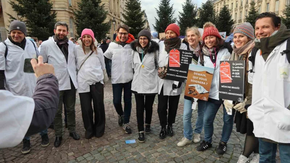 Fransa'da aile hekimleri grev kapsam�nda Paris'in sokaklar�nda