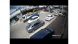 Freni boalan kamyon geri kat, 4 araca arparak durabildi