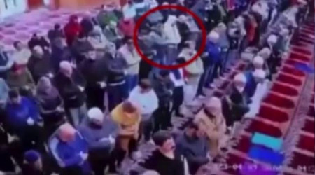 İmamı secdede bıçakladı, cemaatten kaçamadı