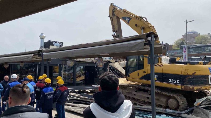 �mamo�lu ka�ak kafelerin y�k�ld��� anlar� payla�t�