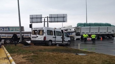 İşçilerini taşıyan minibüs ile tır çarpıştı