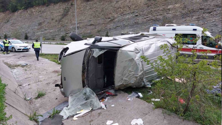 �stanbul'dan Trabzon'a giden minib�s Samsun'da takla att�: 4 yaral�