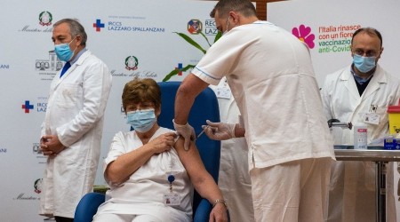 İtalya'da ilk Covid-19 aşıları yapıldı