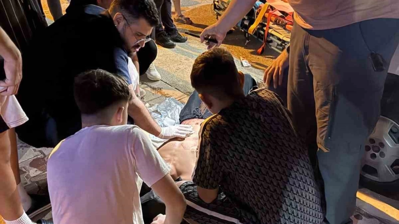 İzmir'de bıçaklı kavga: 1'i ağır 2 yaralı