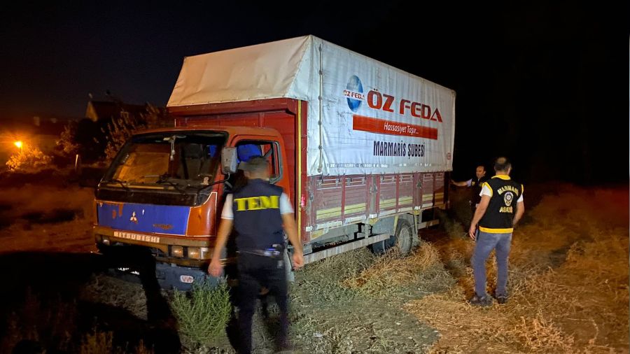 Kamyonetin kasas�ndan 49 d�zensiz g��men ��kt�