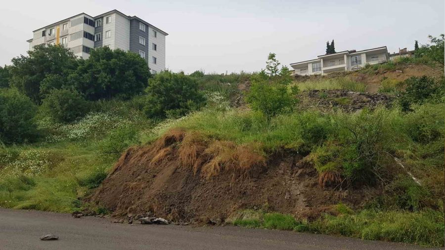 Karabk'te heyelan binalar iin tehlike oluturdu