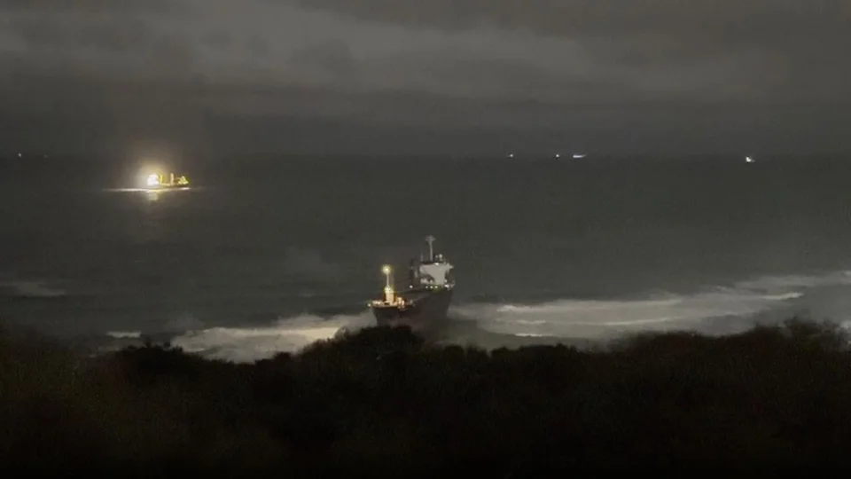 Kargo gemisi Sar�yer'de karaya oturdu