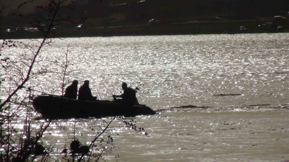 Kay�p gen� g�lette aran�yor