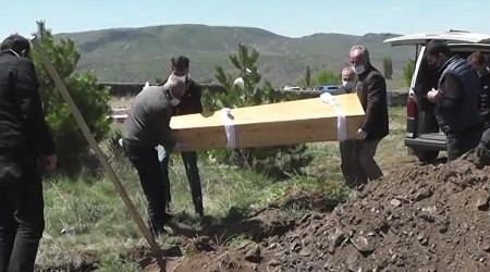 Keneden ölen çiftçi tabutla defnedildi