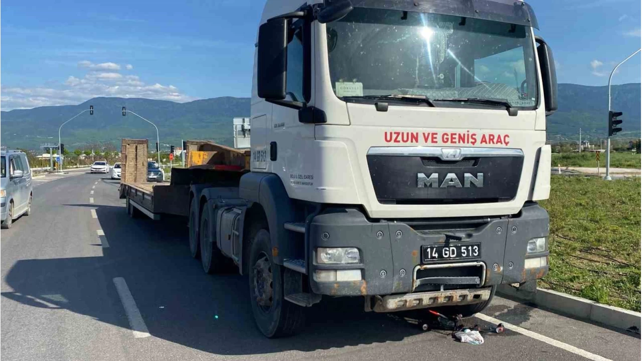 Kırmızı ışıkta geçen bisikletliyi tır ezdi!