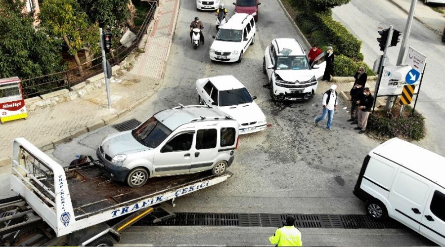 Kırmızı ışıkta zincirleme kaza