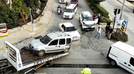 Kırmızı ışıkta zincirleme kaza