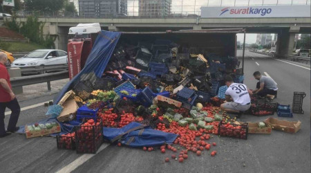 Küçükçekmece'de sebze yüklü kamyon devrildi