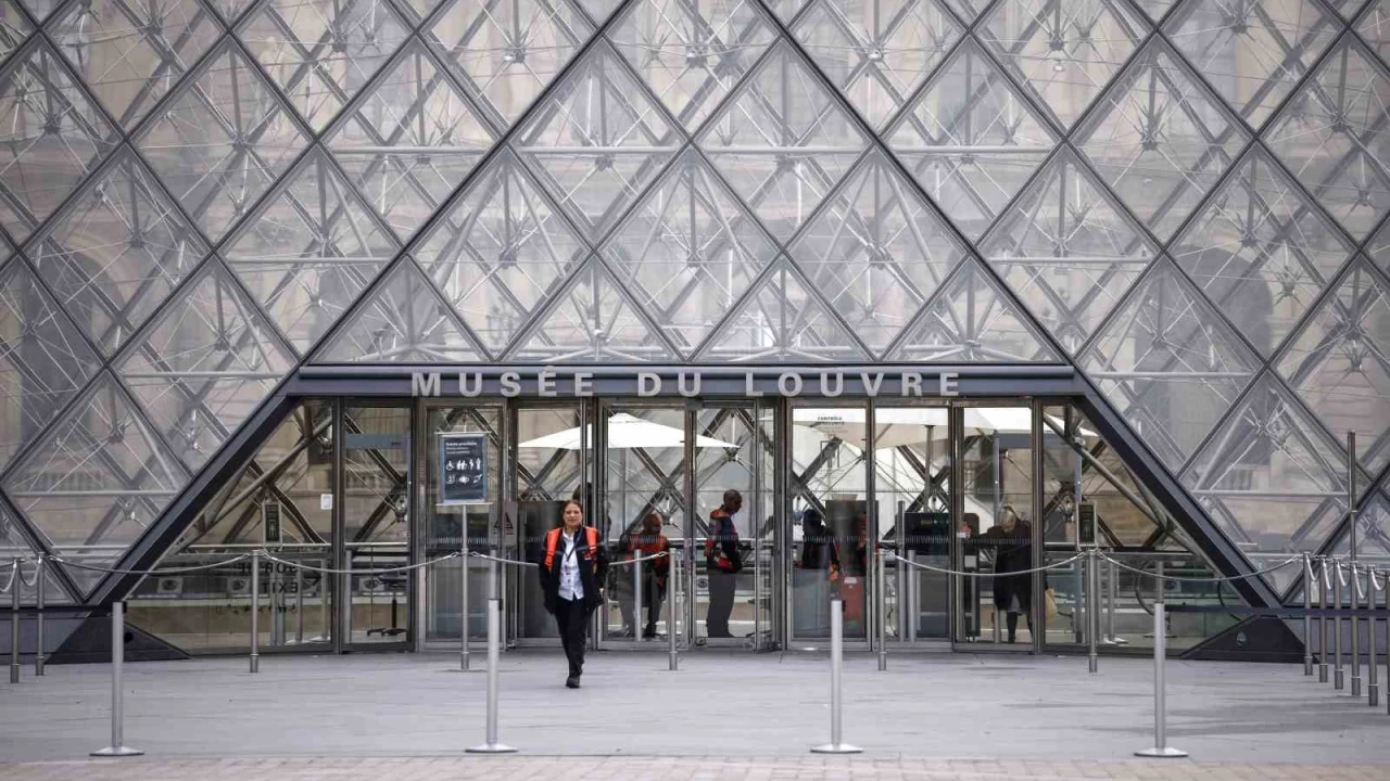 Louvre Müzesi soygundan 3 gün sonra yeniden ziyarete açıldı