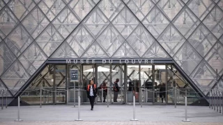 Louvre Mzesi soygundan 3 gn sonra yeniden ziyarete ald