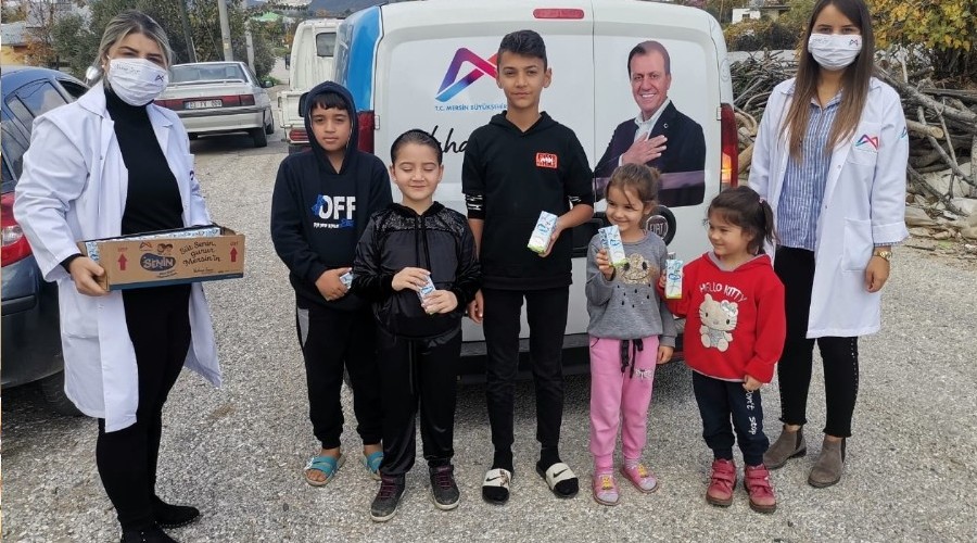 Mersin B�y�k�ehir Belediyesi okul s�t� da���t�yor
