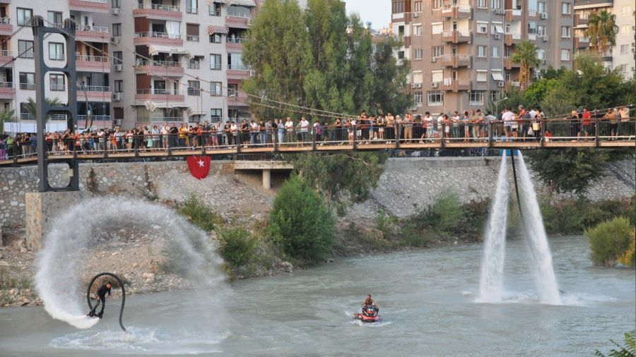 Mersin'de suyun önemi için flyboard gösterisi
