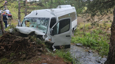 Minibüs şarampole devrildi:4 ölü, 10 yaralı